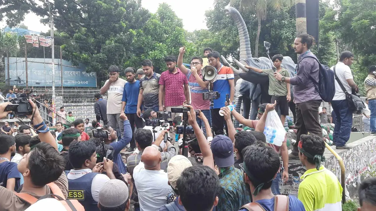 সায়েন্সল্যাবে পুলিশ, শিক্ষার্থী ও যুবলীগের ত্রিমুখী অবস্থান