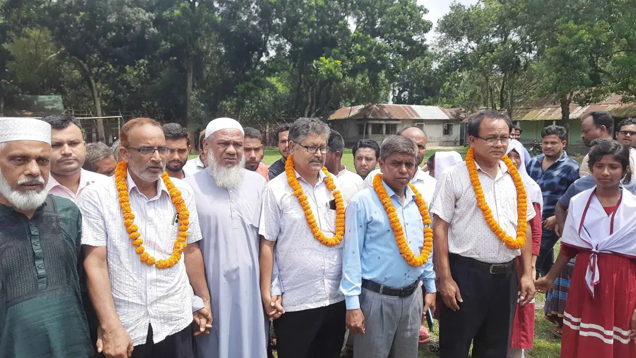 পদত্যাগে বাধ্য করা সেই চার শিক্ষককে ফেরালেন শিক্ষার্থীরা