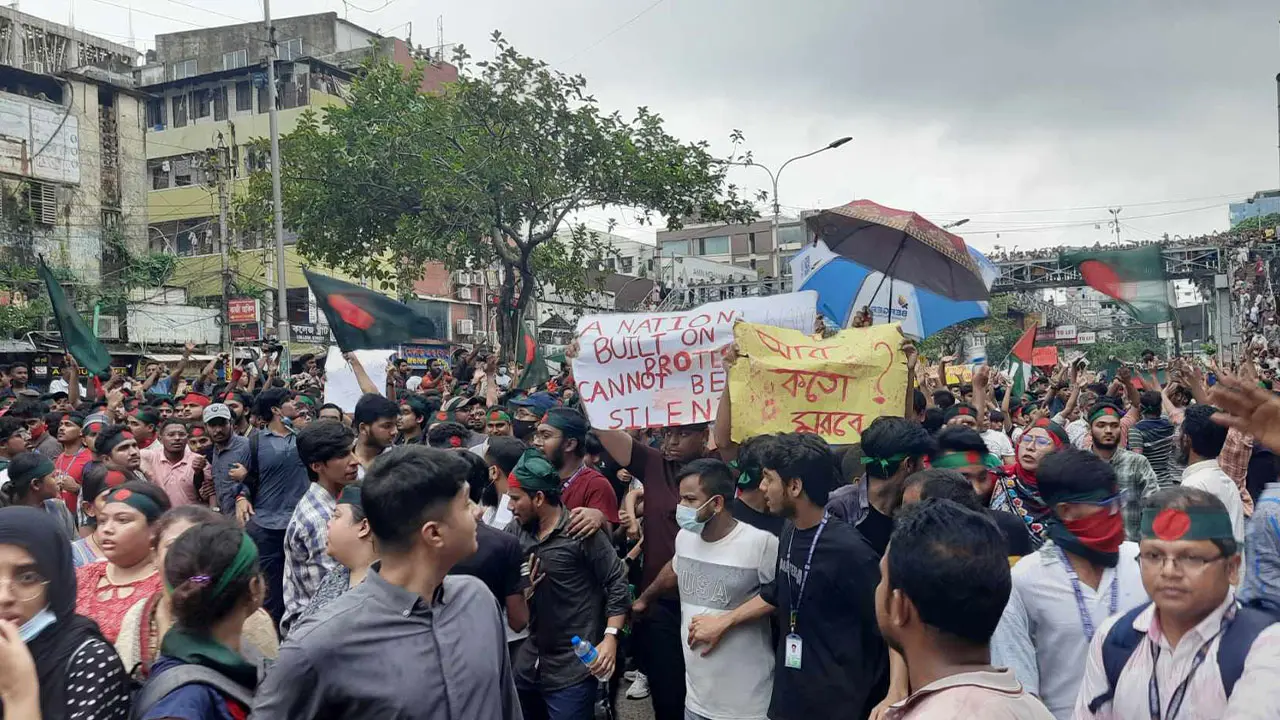 শিক্ষার্থীদের দখলে ঢাকা, গুরুত্বপূর্ণ সব সড়ক বন্ধ