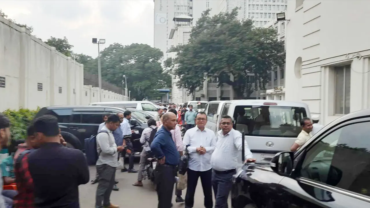 সচিবালয়ে অবরুদ্ধ কর্মকর্তা-কর্মচারীরা 