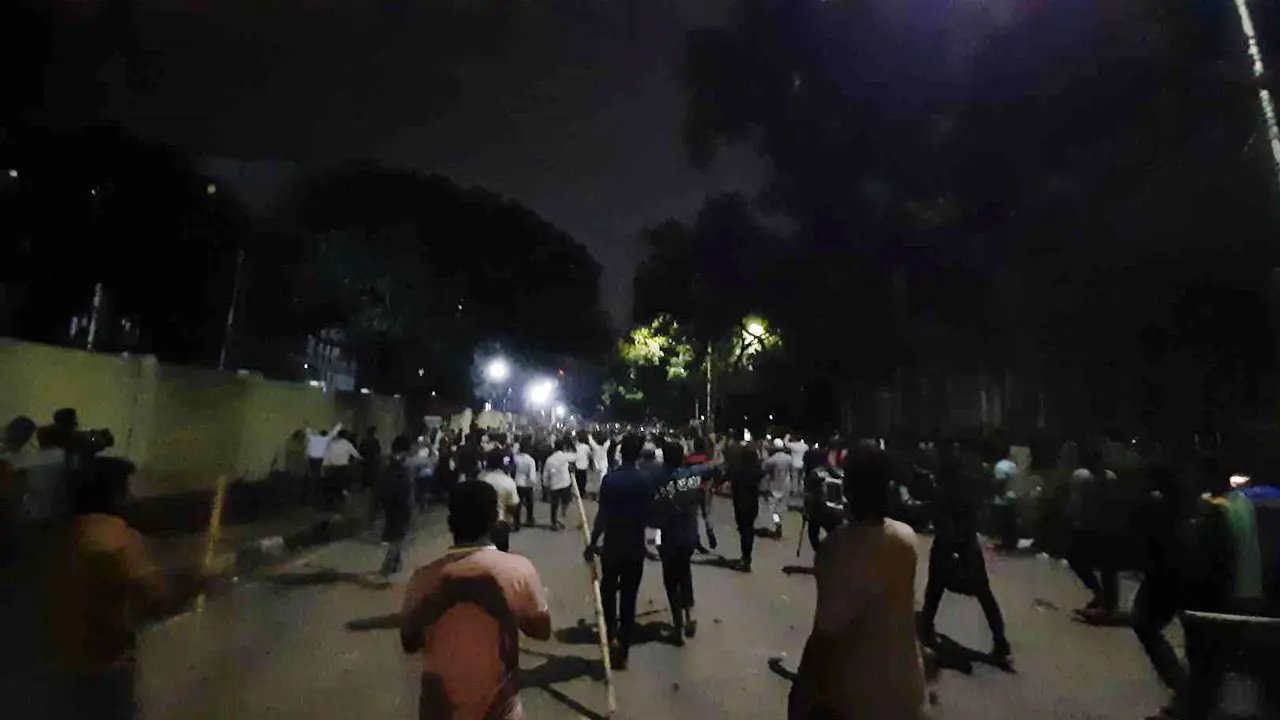 শিক্ষার্থীদের দখলে সচিবালয় এলাকা, স্লোগানে উত্তাল