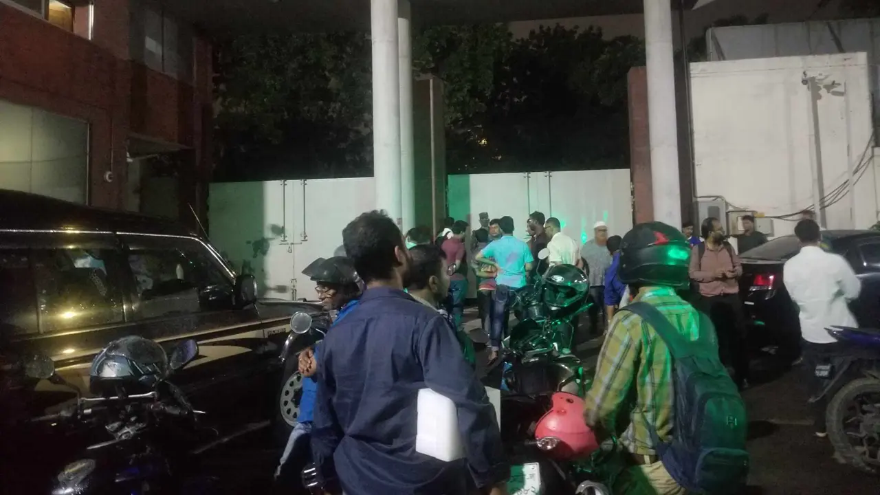 সাড়ে ৮ ঘণ্টা ধরে অবরুদ্ধ কর্মকর্তা-কর্মচারীরা, ক্ষুধায় কাতর অনেকে