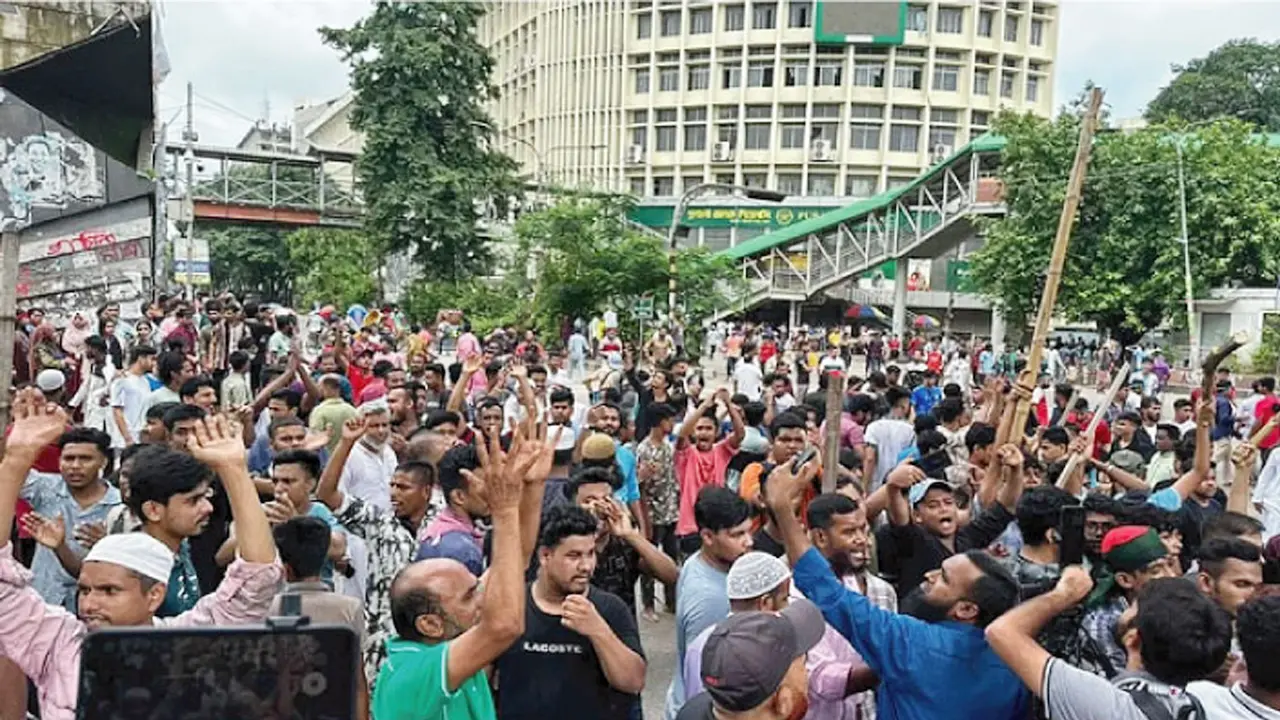 হতাহতের খবরে আবারও বিক্ষুব্ধ আন্দোলনকারীরা