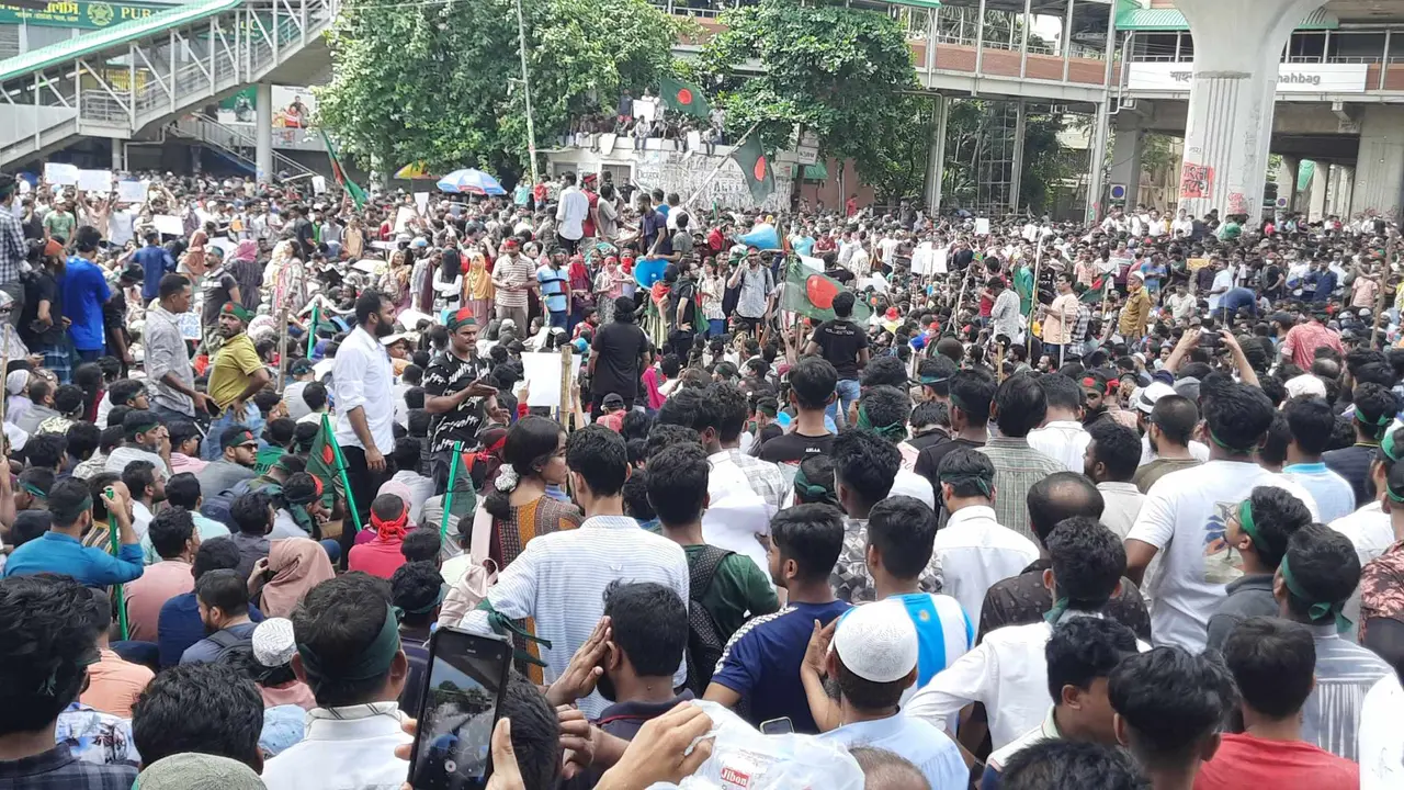 শাহবাগ মোড়ে ছাত্র-জনতার অবস্থান