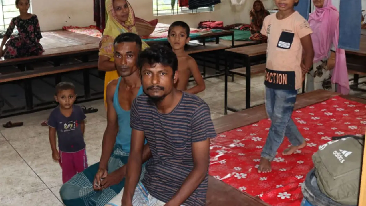নোয়াখালীতে ডুবেছে বাড়িঘর-রাস্তাঘাট, আশ্রয়কেন্দ্রে ঠাঁই মানুষের
