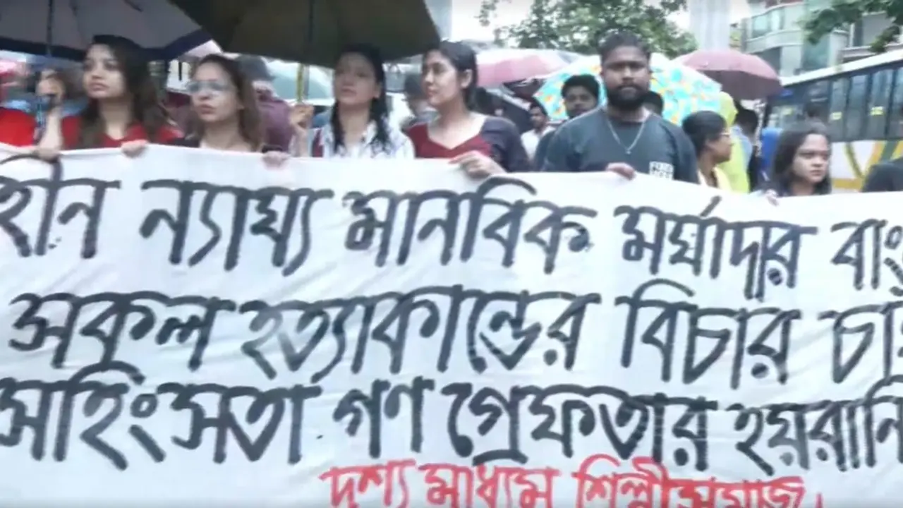 শিক্ষার্থীদের সঙ্গে সংহতি জানিয়ে শিল্পীদের বিক্ষোভ