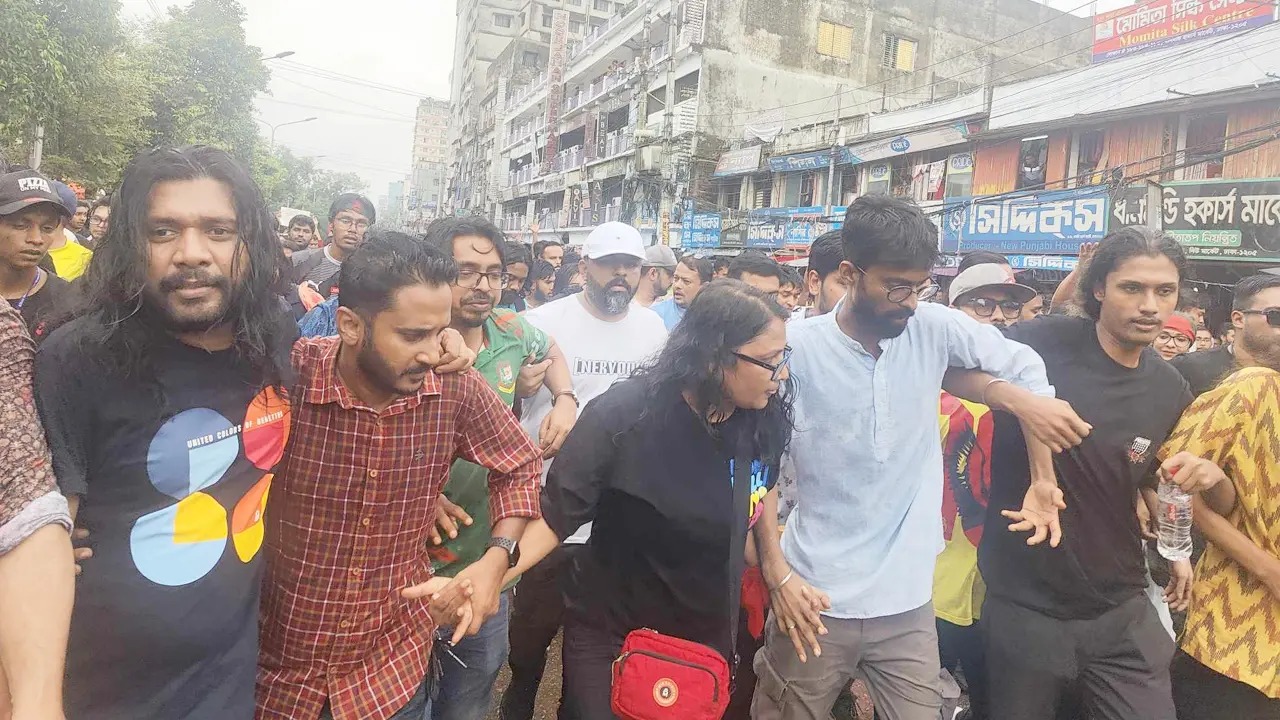 শিক্ষার্থীদের আন্দোলনে সংহতি জানিয়ে রাজপথে শিল্পীরা  