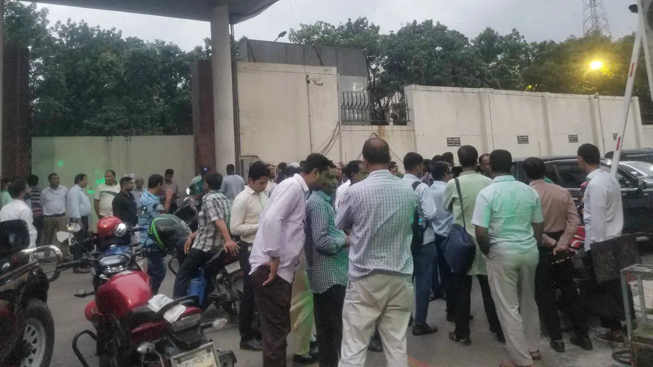 আনসার সদস্যদের আন্দোলনে সচিবালয়ে অবরুদ্ধ কর্মকর্তা-কর্মচারীরা