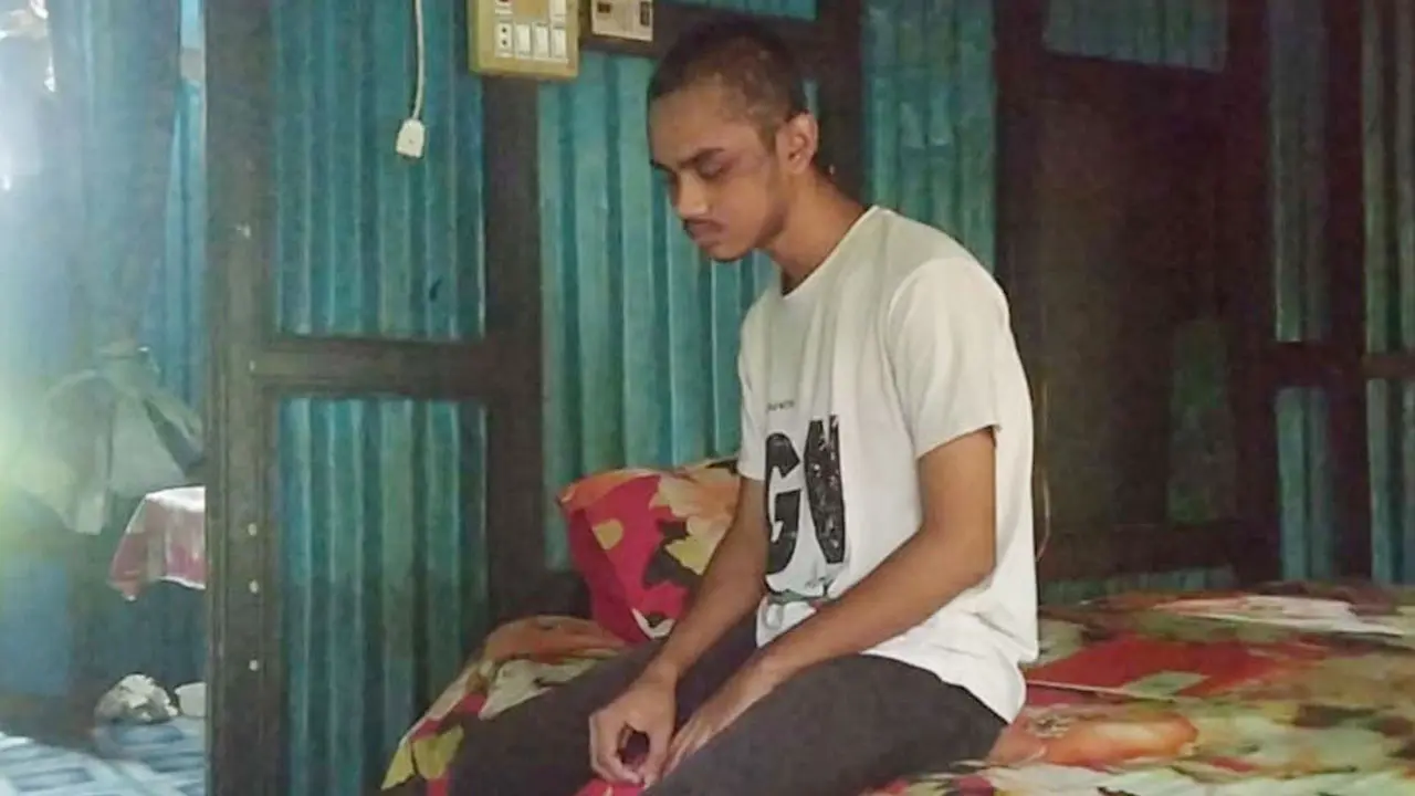 মিছিলে গিয়ে দৃষ্টি ও শ্রবণশক্তি হারিয়েছে মবিন, অভাবে বন্ধ চিকিৎসা