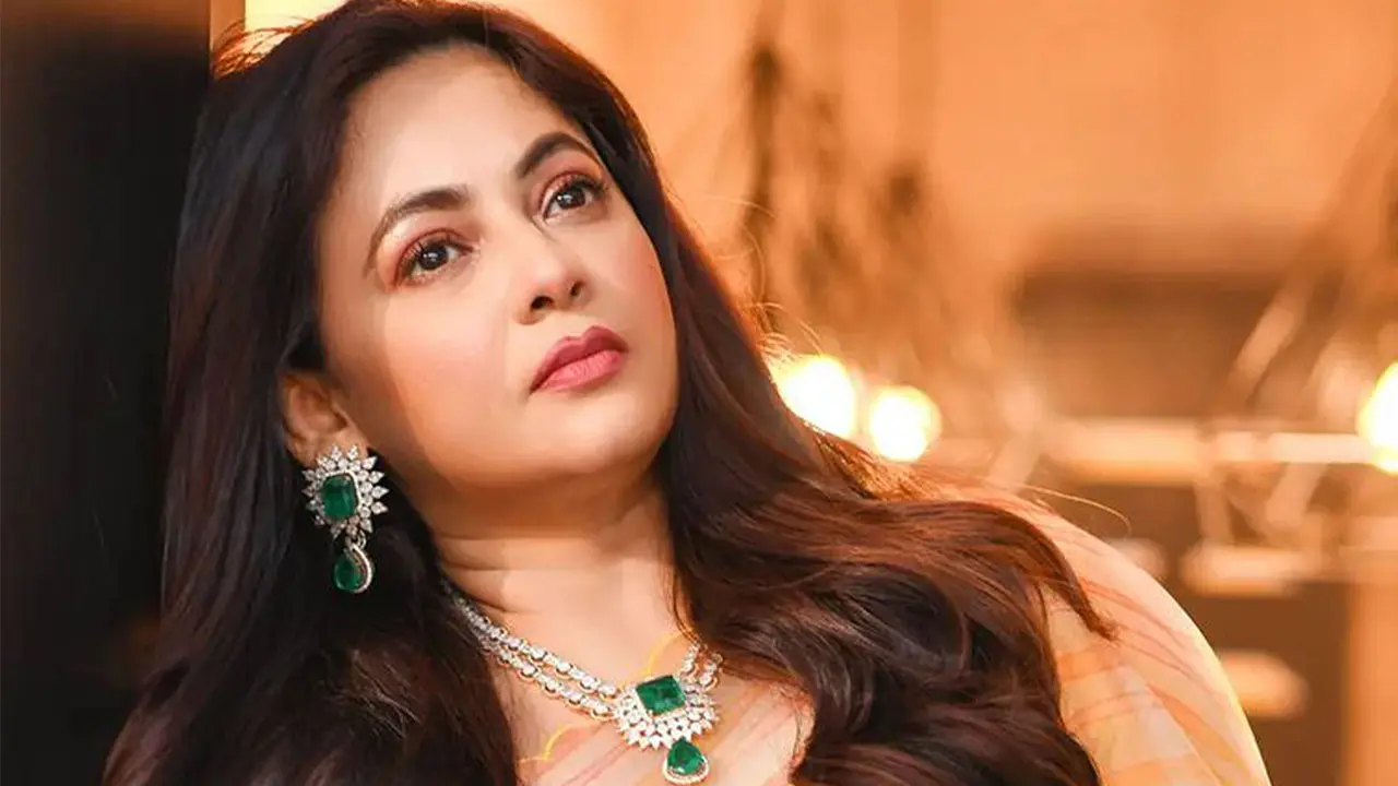 আড়ালে যাচ্ছেন শ্রীলেখা