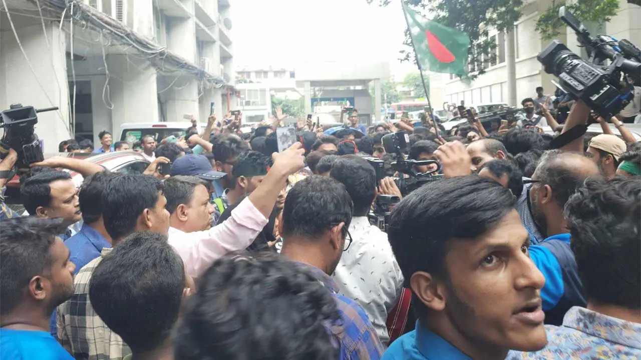 সচিবালয়ে ঢুকে পড়েছেন হাজারো শিক্ষার্থী