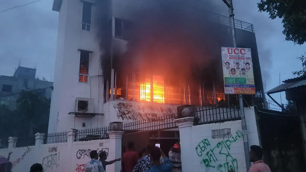 রাজবাড়ীতে এমপি কেরামতের বাড়িতে আগুন, ভাঙচুর