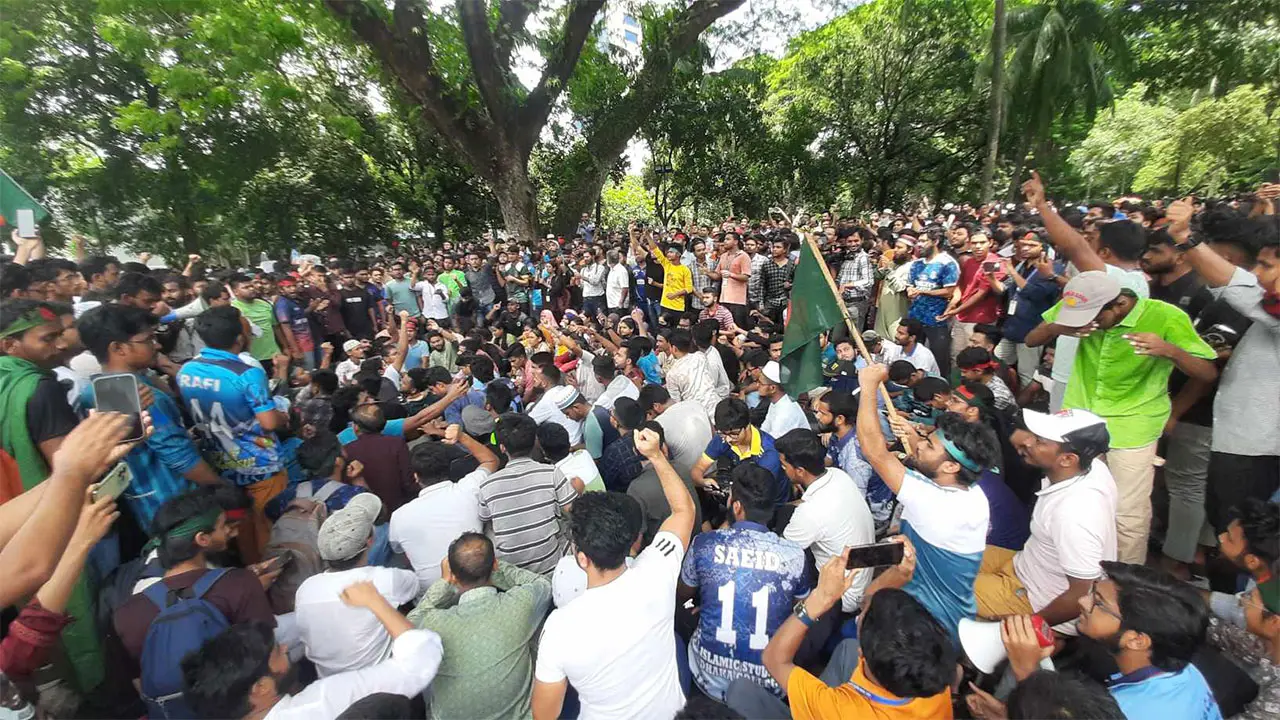 প্রধান বিচারপতির পদত্যাগের দাবিতে উত্তাল সুপ্রিম কোর্ট