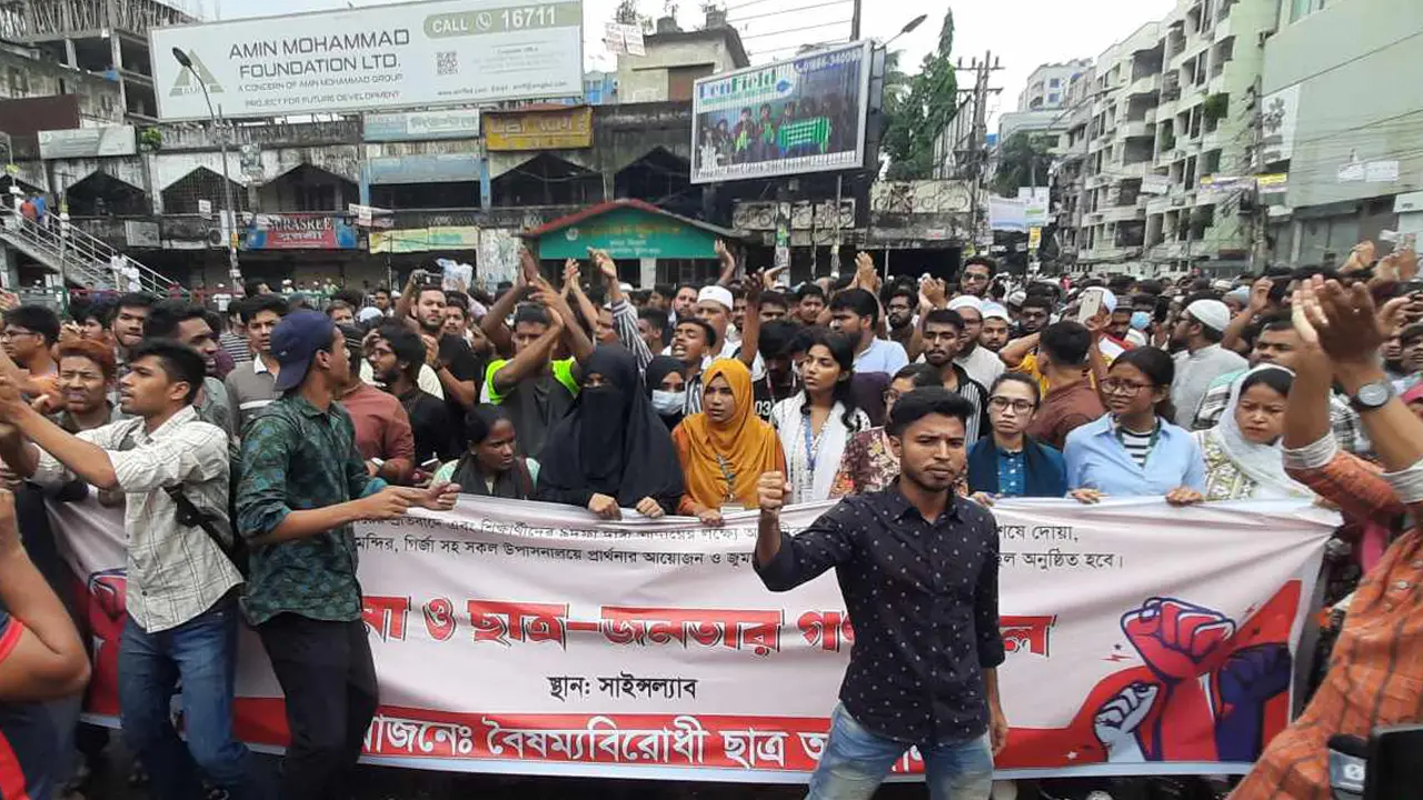 শাহবাগ ছেড়ে মিছিল নিয়ে ফের সায়েন্সল্যাবে শিক্ষার্থীরা