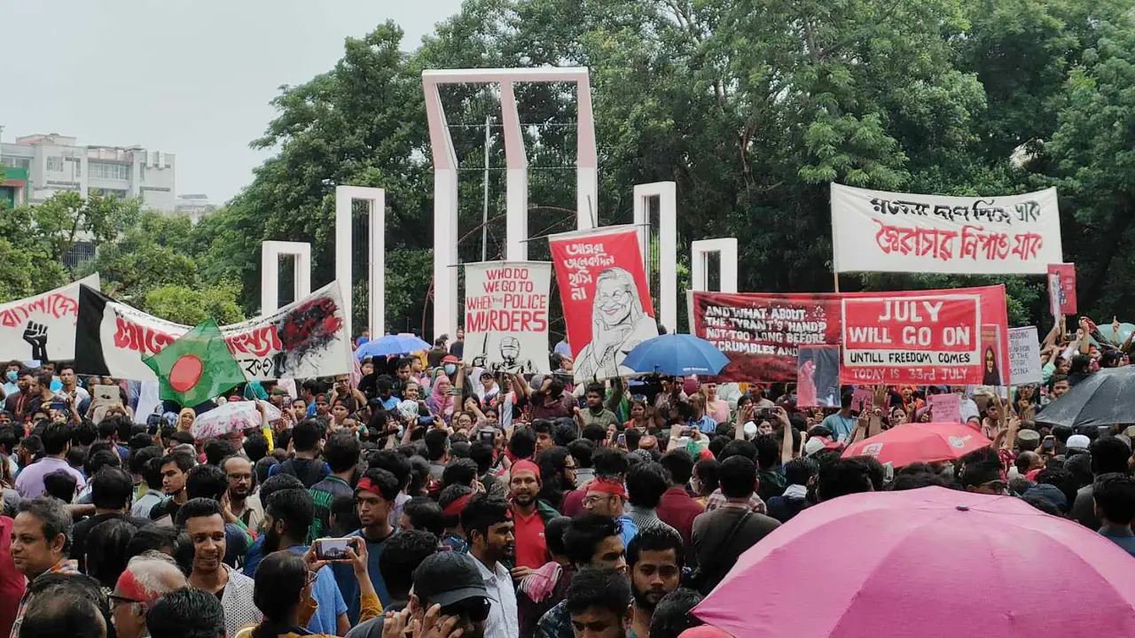 শহীদ মিনারে বিক্ষুব্ধ শিক্ষার্থীদের জমায়েত