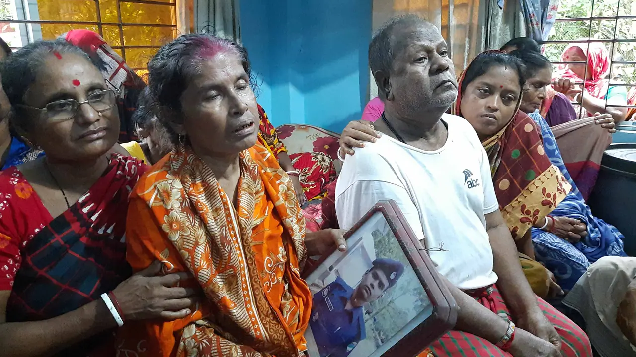 ছেলেকে হারিয়ে নির্বাক বীর মুক্তিযোদ্ধা বাবা, বিলাপ করছেন মা-বোন