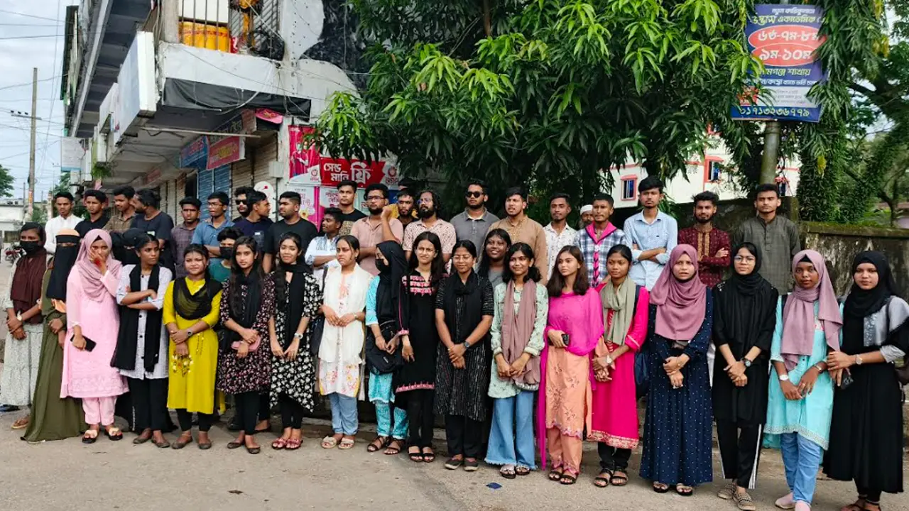 আন্দোলনে আহতদের দেখতে গেলেন শিক্ষার্থীরা