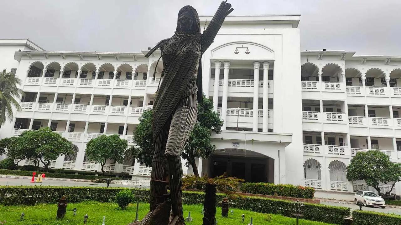 সুপ্রিম কোর্টের ‘বিতর্কিত’ সেই ভাস্কর্য ভাঙচুর