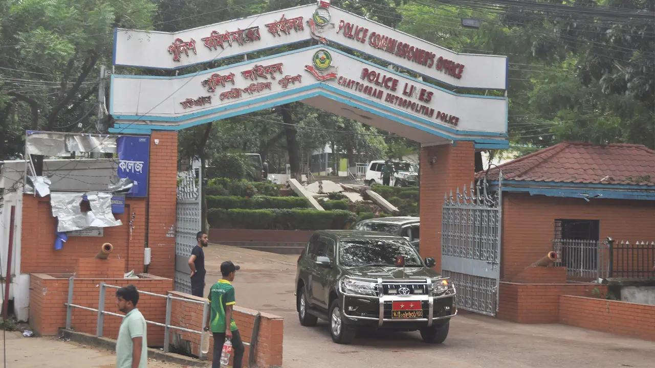 চট্টগ্রামে থানা আছে, পুলিশ নেই : নিরাপত্তা দিচ্ছে সেনাবাহিনী 