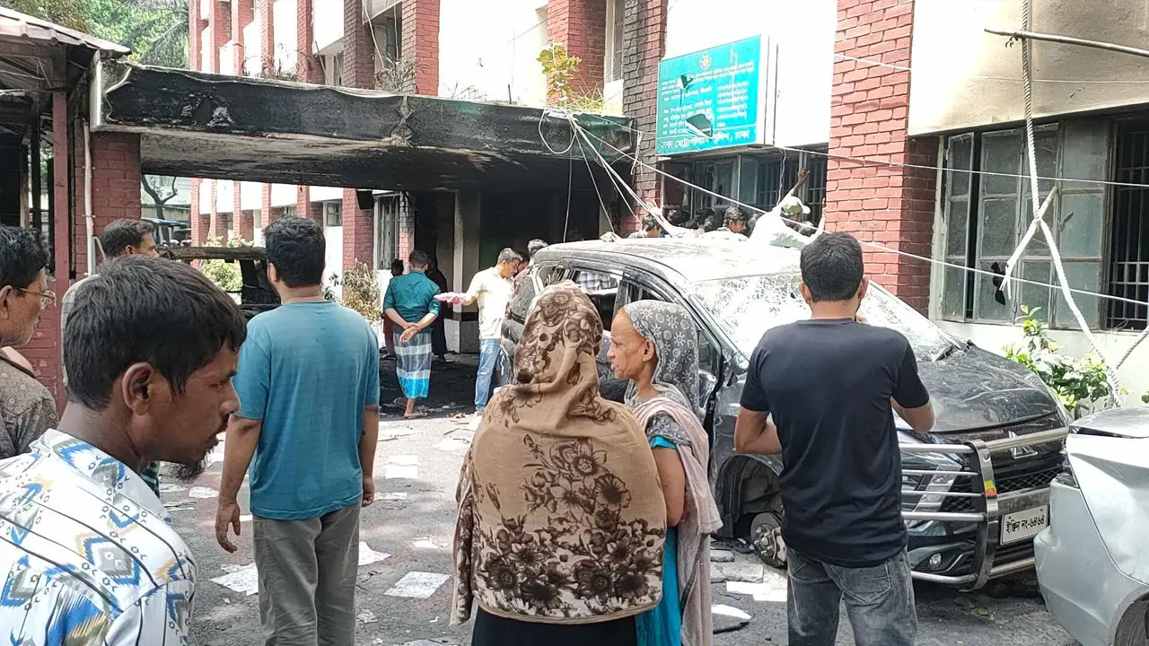 আগুনে পুড়ে অঙ্গার মোহাম্মদপুর থানা, যা দেখা গেল