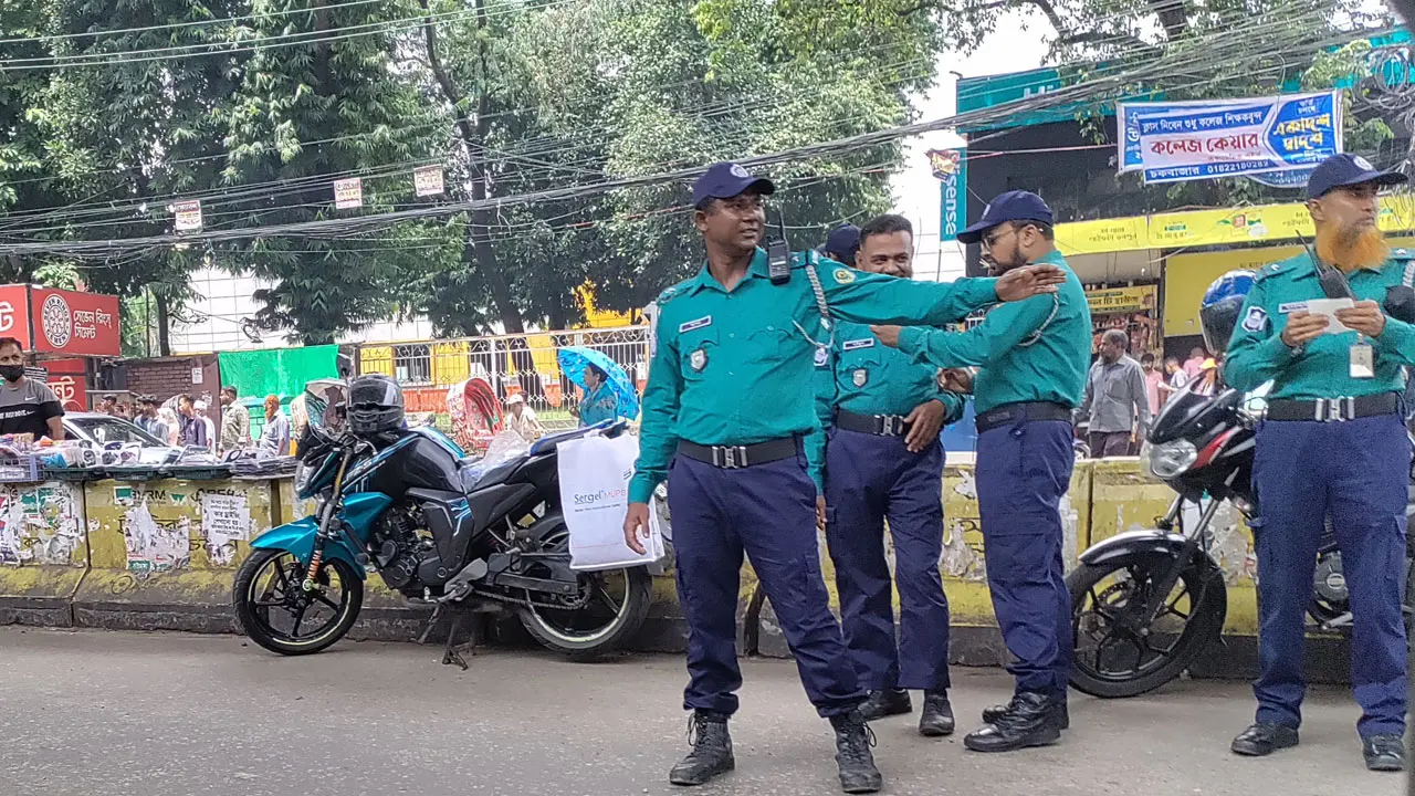 চট্টগ্রামে সড়কে ফিরেছে ট্রাফিক পুলিশ