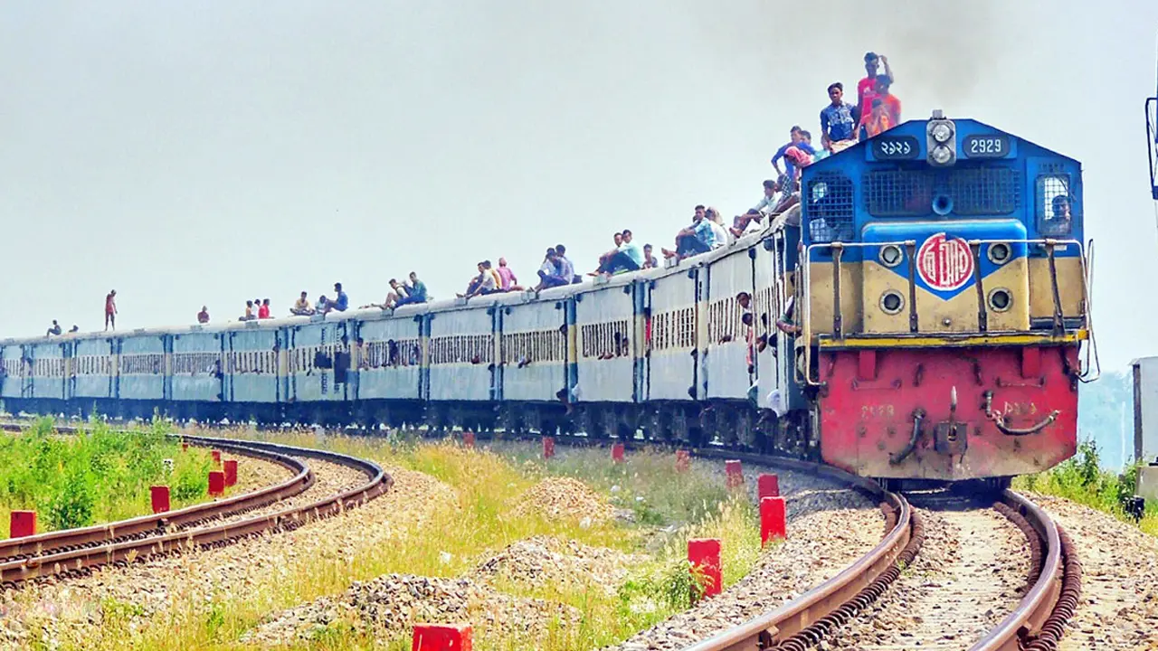 ঢাকা থেকে যখন যেসব ট্রেন সীমিত পরিসরে চলছে