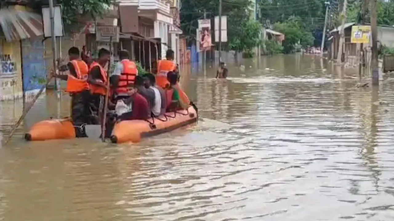 ত্রিপুরায় আকস্মিক বন্যায় নিহত ১০, বাস্ত্যুচুত হাজার হাজার মানুষ