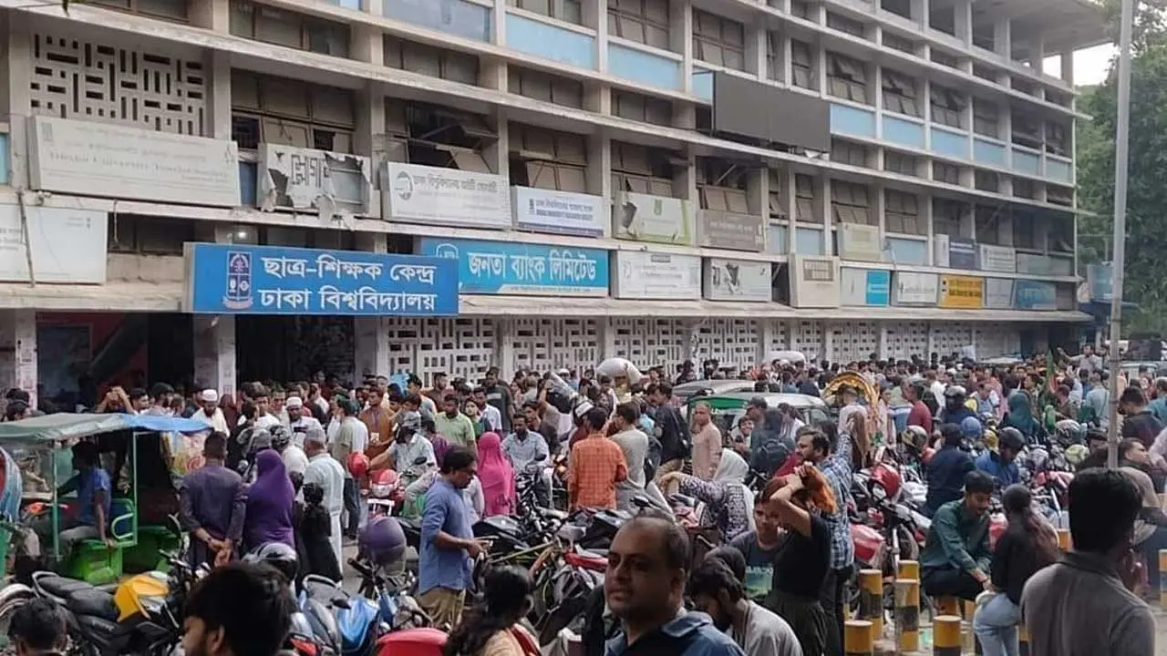 টিএসসিতে গণত্রাণ কর্মসূচিতে নগদ সংগ্রহ ৩৯ লাখ