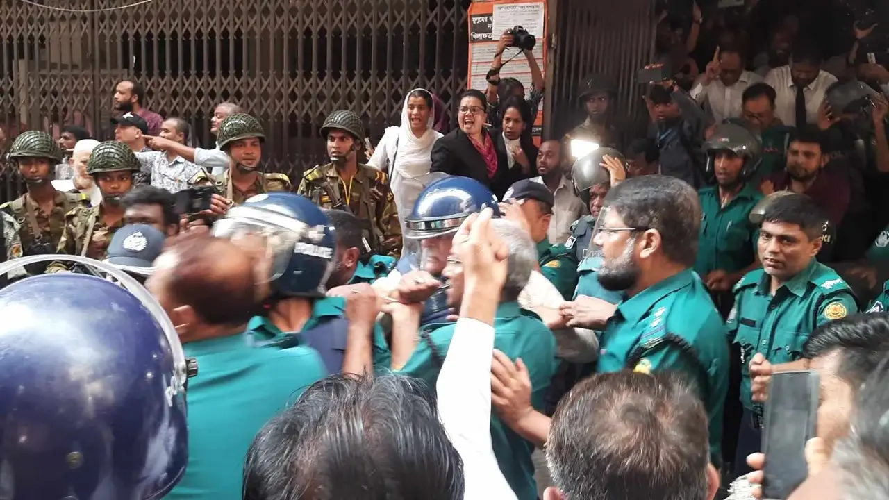 রিমান্ড মঞ্জুরের পর ডিবি কার্যালয়ে টুকু, পলক ও সৈকত