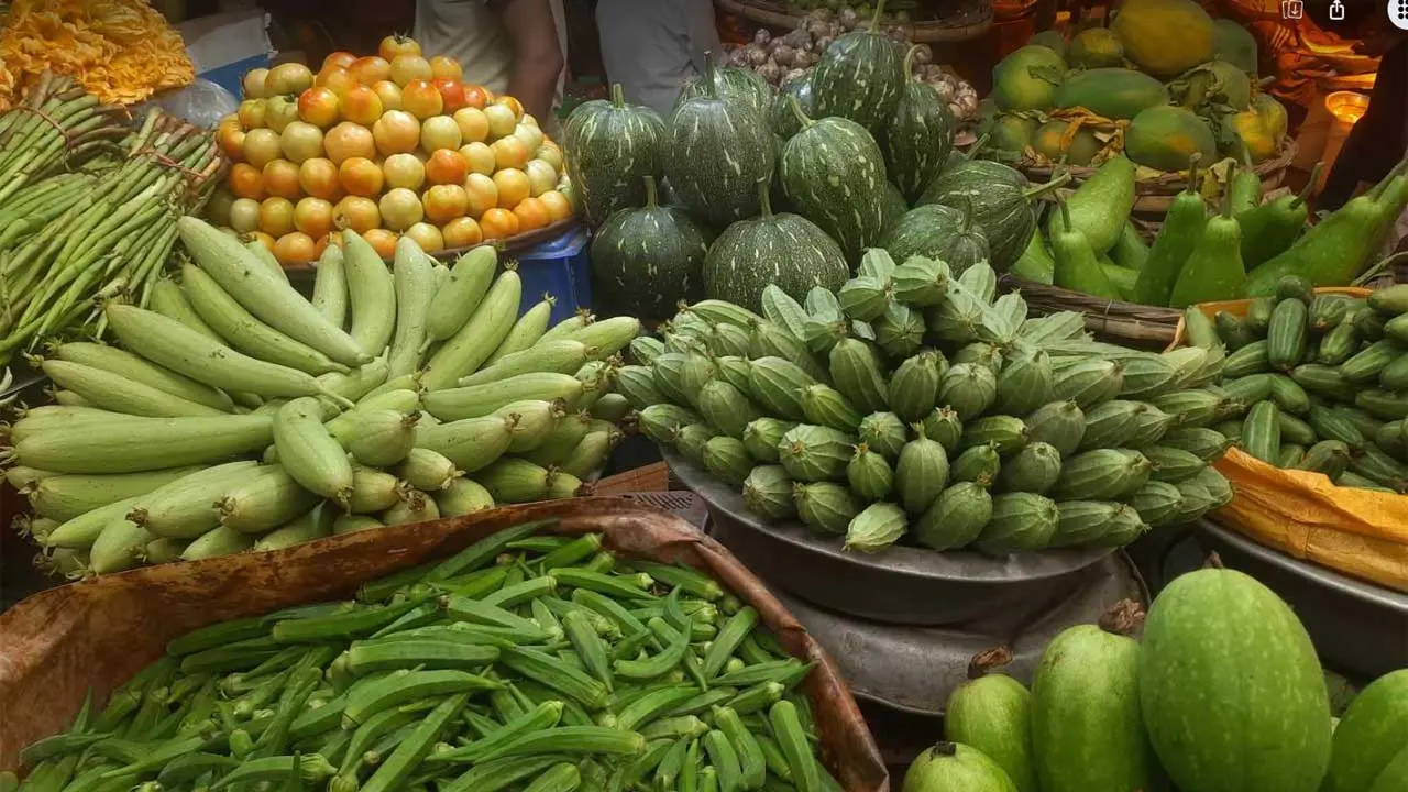 কমেছে মুরগির দাম, স্থিতিশীল সবজি