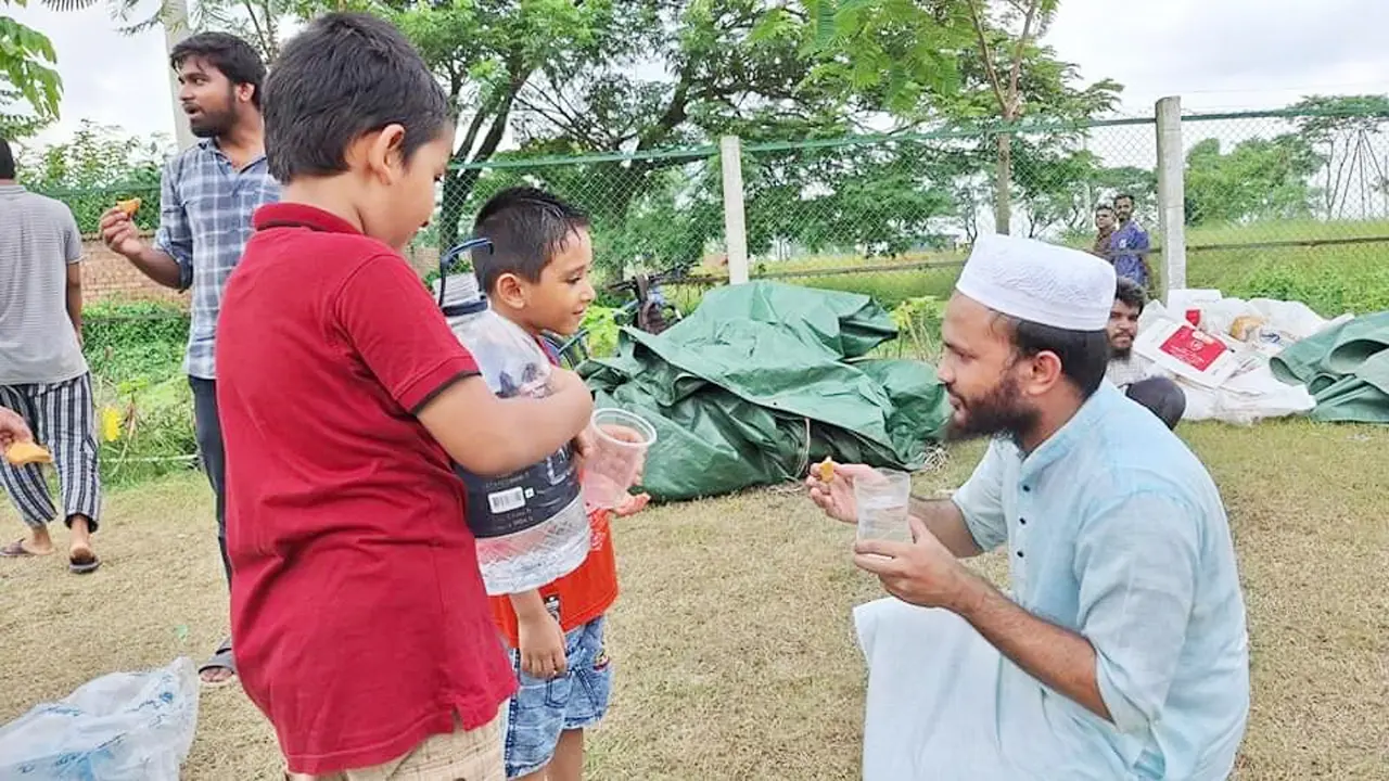 ত্রাণ প্যাকেট করছেন বড়রা, শিশুরা করাচ্ছেন পানি পান