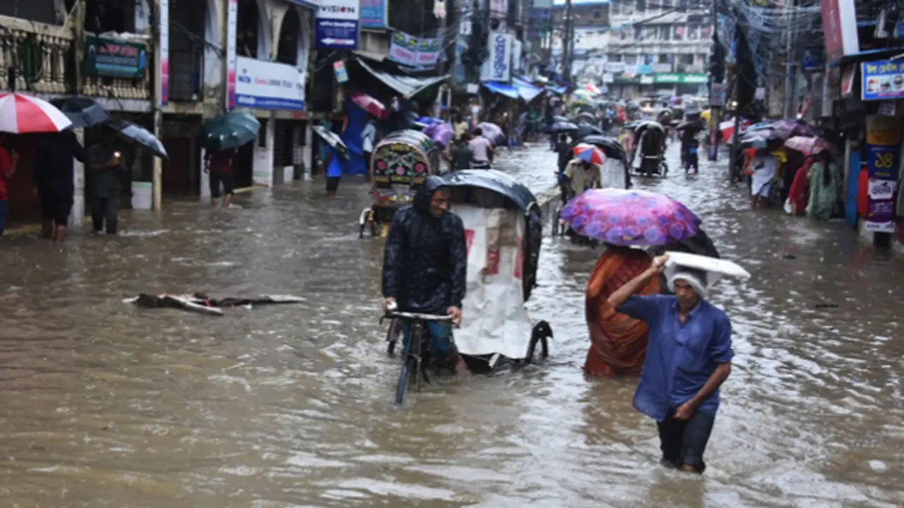 বৃষ্টির পানিতে চট্টগ্রামে জলাবদ্ধতা, অসহনীয় ভোগান্তি 