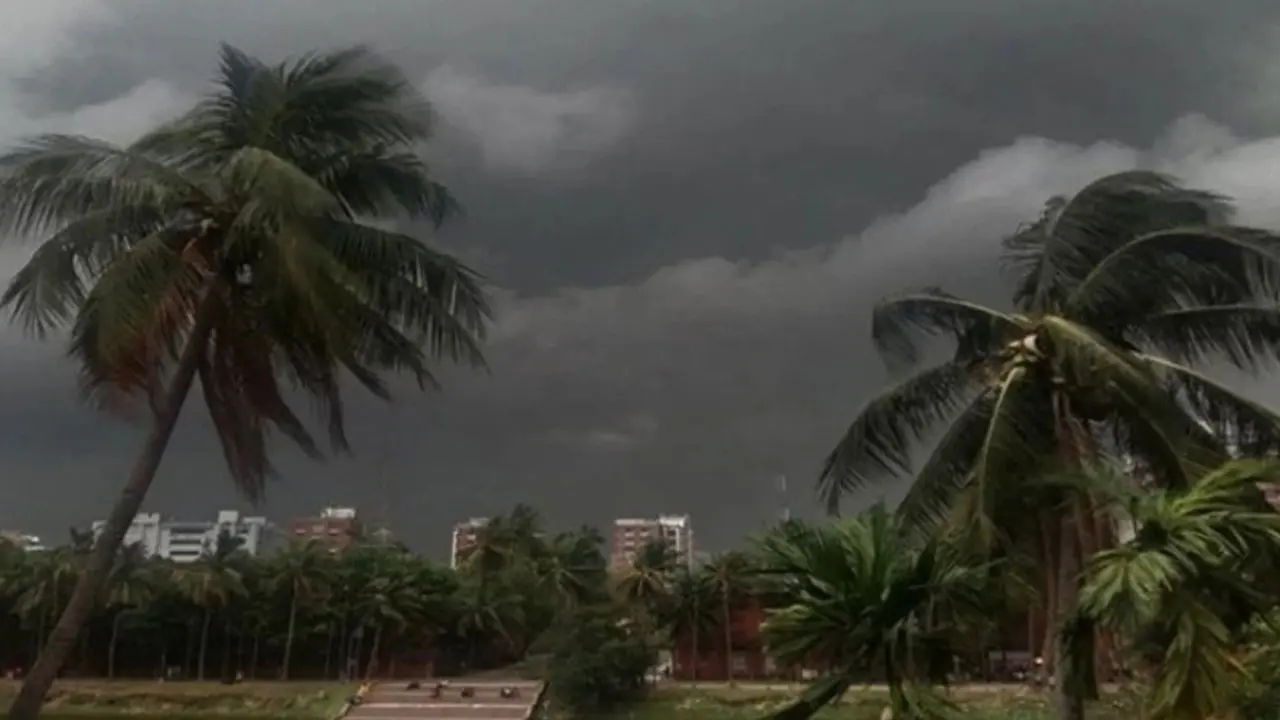 ১৪ জেলায় ৬০ কিলোমিটার বেগে ঝড়ের আভাস