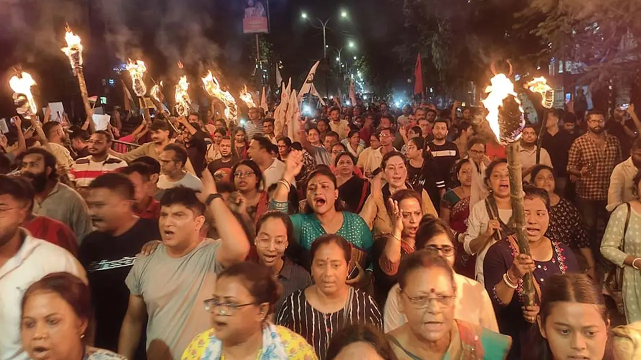 মেয়েদের দখলে পশ্চিমবঙ্গের বিভিন্ন শহরের রাতের রাজপথ