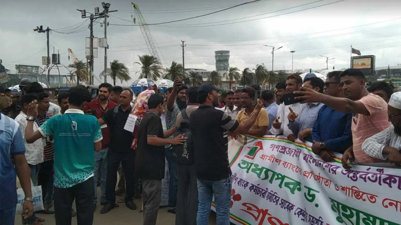 আসছেন ড. ইউনূস, বিমানবন্দরের সামনে অপেক্ষায় হাজারো মানুষ