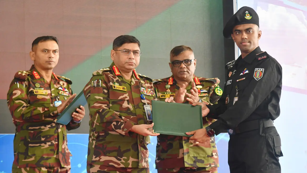 এভিয়েশন কোর্স সম্পন্ন করলেন ২ পুলিশ কর্মকর্তা