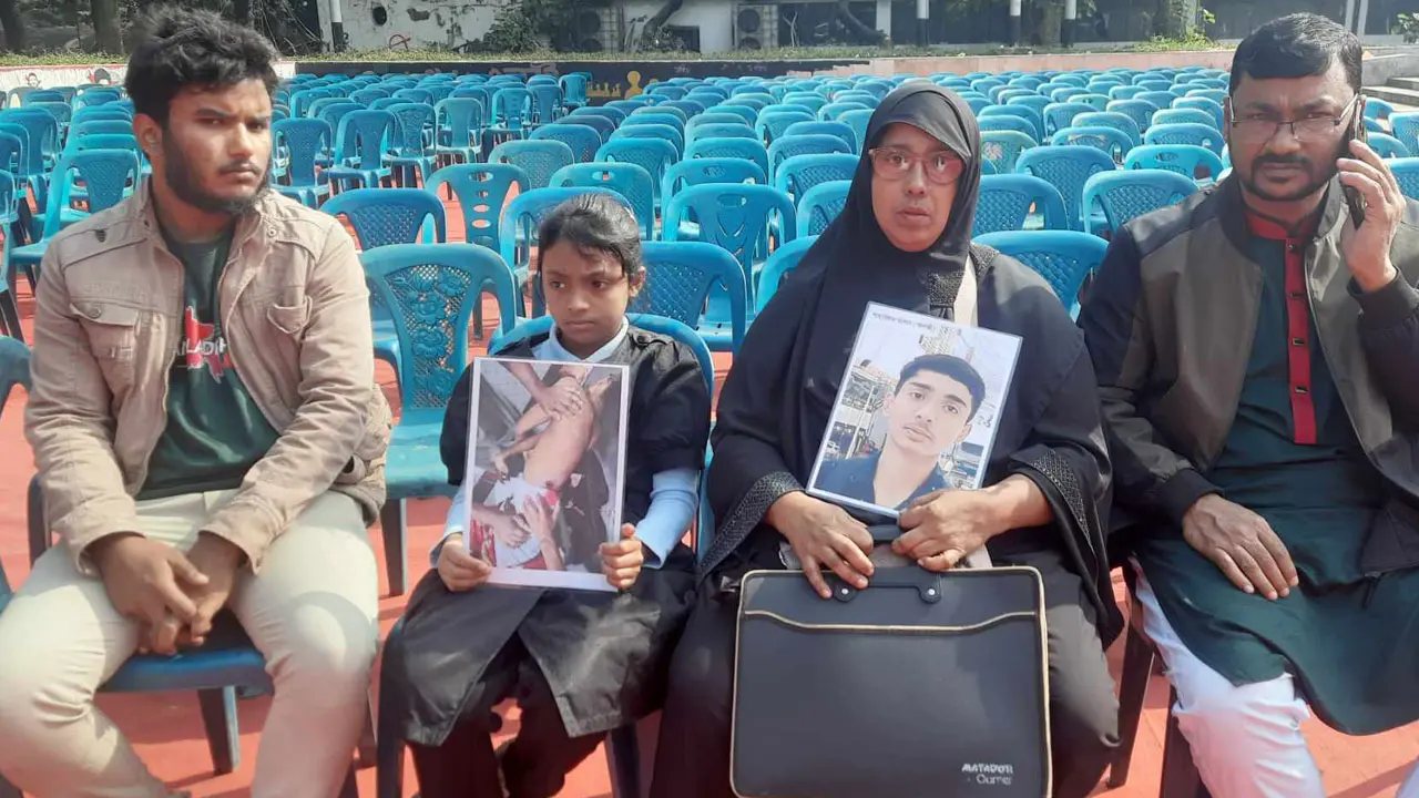 শহীদ মিনারে জড়ো হচ্ছেন অভ্যুত্থানে আহত ও শহীদ পরিবারের সদস্যরা