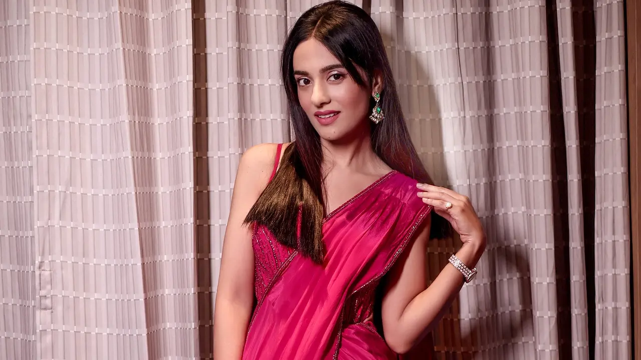 প্রকাশ্যে সহ অভিনেত্রীকে থাপ্পড় মারেন নায়িকা