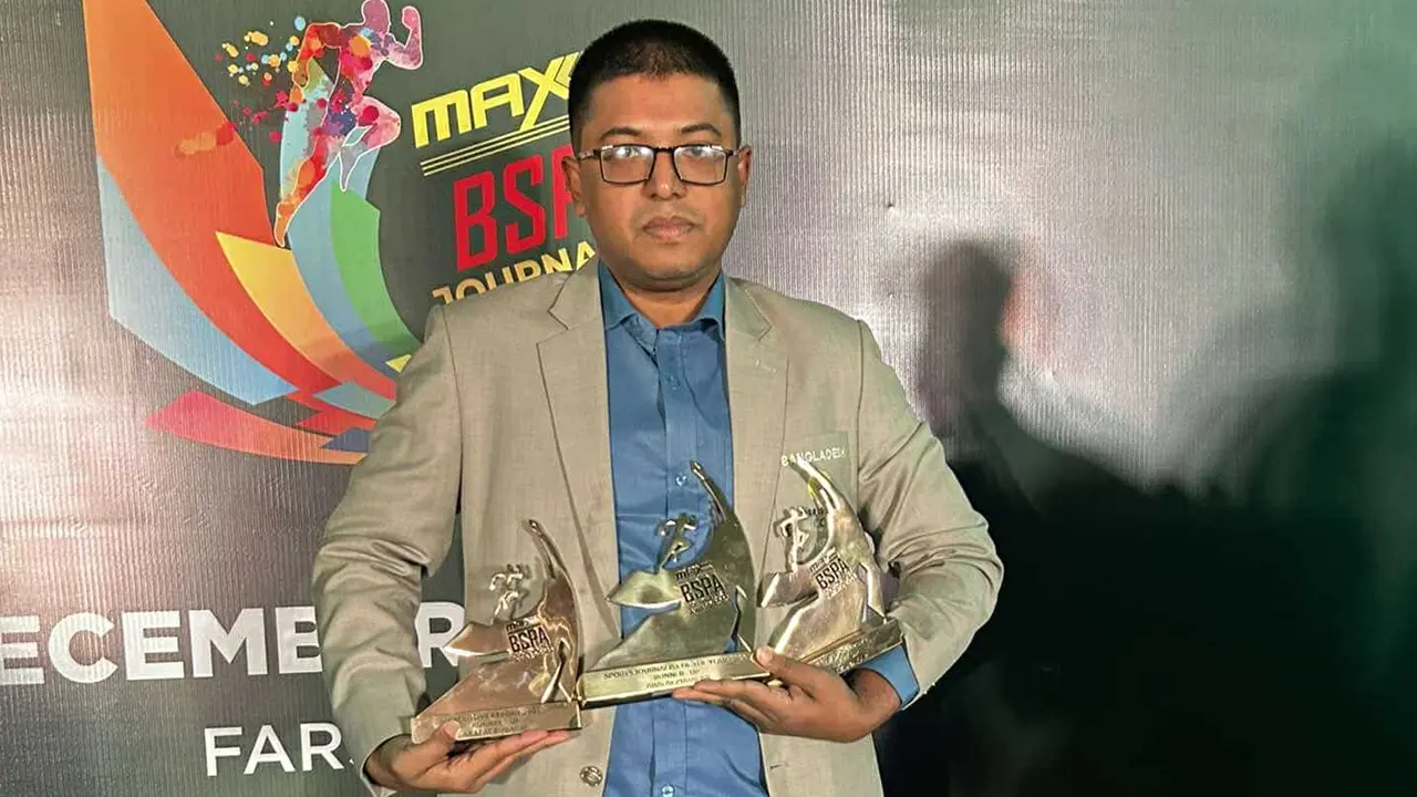 ৩ পুরস্কার জিতলেন ঢাকা পোস্টের আরাফাত জোবায়ের