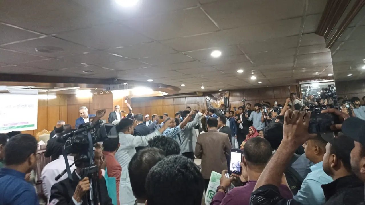 আসিফ নজরুলের উপস্থিতিতে প্রবাসীদের হট্টগোল