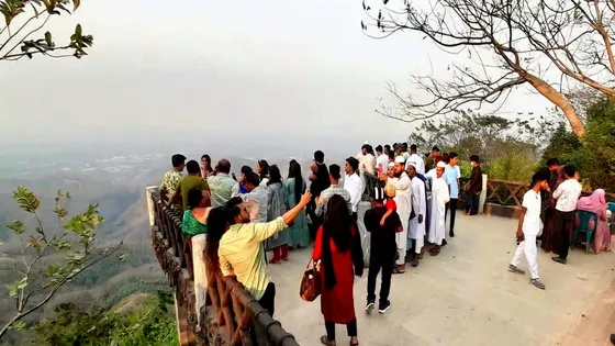 ইট-পাথরের শহর ছেড়ে বান্দরবানে পর্যটকদের ভিড়, ব্যবসায় চাঙাভাব