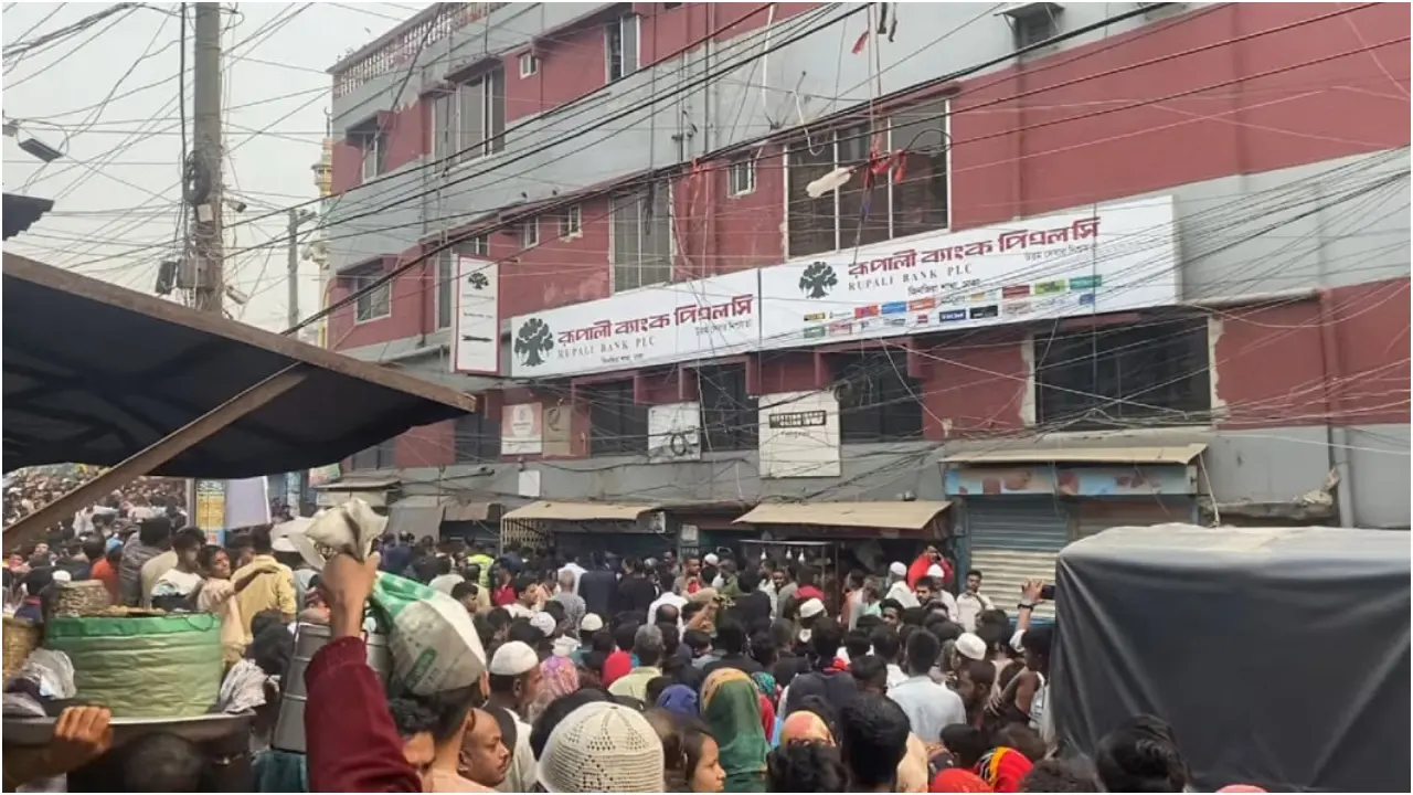 কেরানীগঞ্জে রূপালী ব্যাংকে ডাকাত, ঘিরে রেখেছে পুলিশ