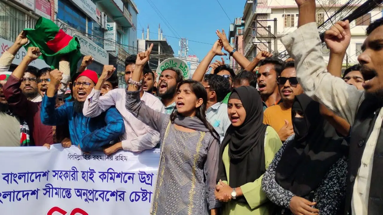 হাইকমিশনে হামলা-ভাঙচুরের ঘটনায় বরিশালে বিক্ষোভ