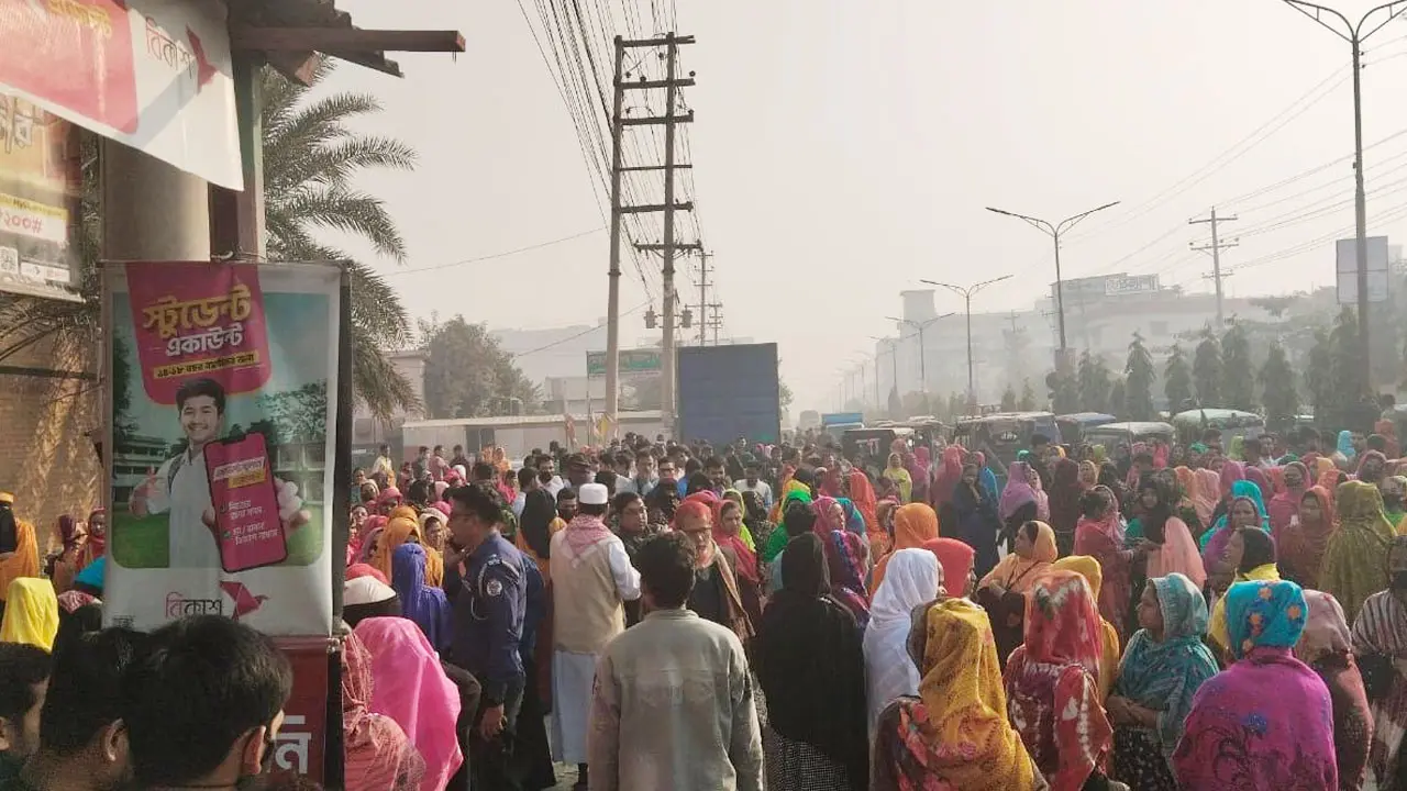 সাভারে বকেয়া বেতনের দাবিতে সড়ক অবরোধ