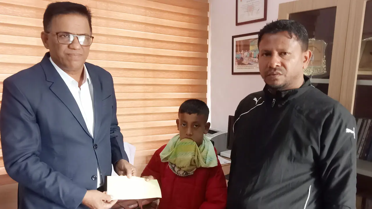 দিন দিন বড় হচ্ছে শিশু জুবায়েরের জিহ্বা, ভয়ে কাছে আসে না সহপাঠীরা