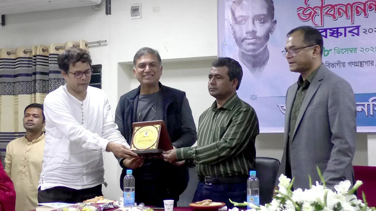 জীবনানন্দ পুরস্কার পেলেন জাহিদ-মোস্তফা