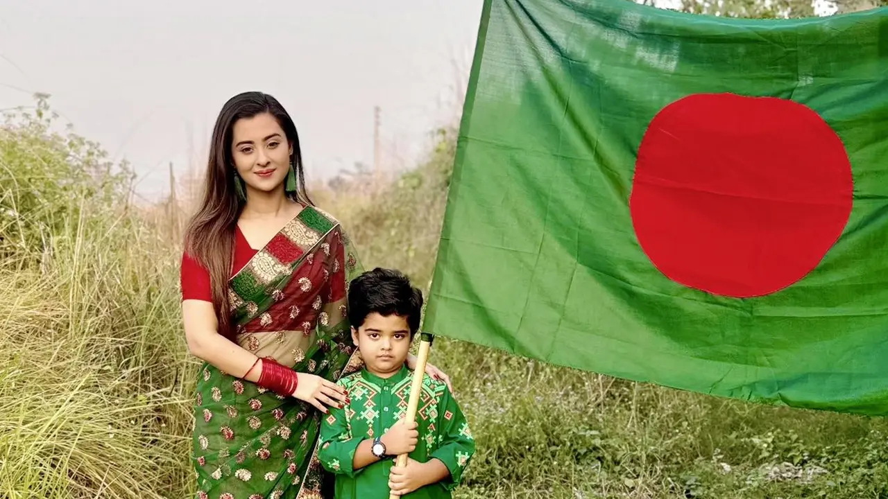 বিজয়ের সাজে ছেলেকে নিয়ে বুবলী
