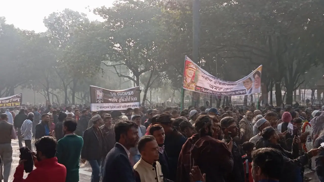 বুদ্ধিজীবী কবরস্থানে মানুষের ঢল, ফুলেল শ্রদ্ধায় শহীদদের স্মরণ