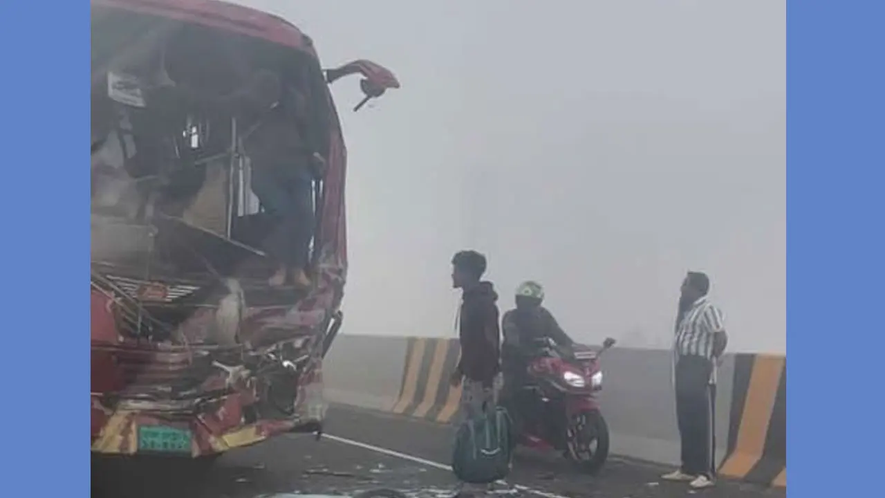 ঘন কুয়াশায় এক্সপ্রেসওয়েতে ৭ যানবাহনের সংঘর্ষ, আহত ৫