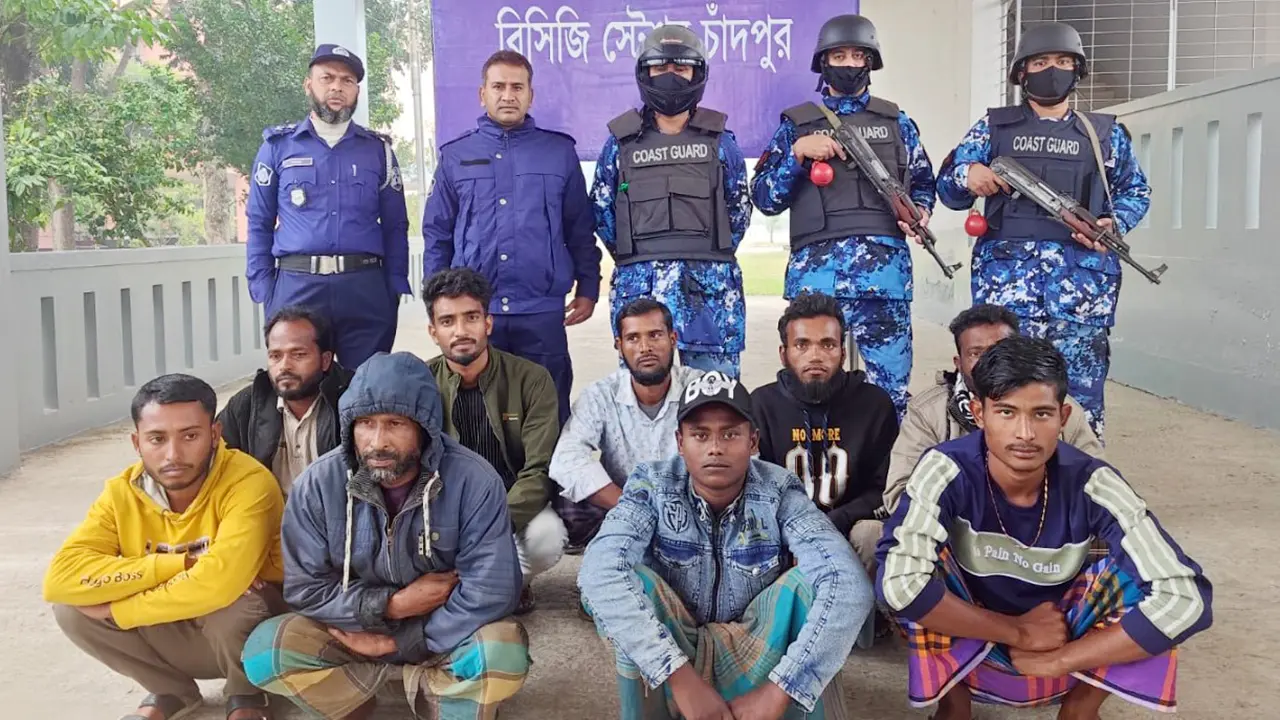 মেঘনায় অবৈধভাবে বালু উত্তোলন, দুই বাল্কহেডসহ আটক ৯